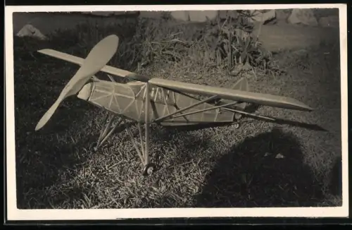 Fotografie Modellflugzeug im Garten