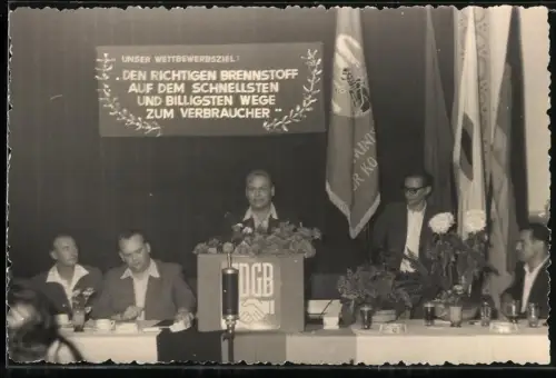 Fotografie Versammlung des FDGB mit Propaganda Plakat