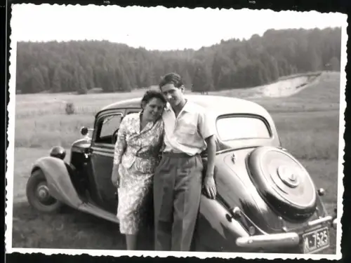 Fotografie junges Paar vor ihrem Mercedes Auto, Kennzeichen: M-7525