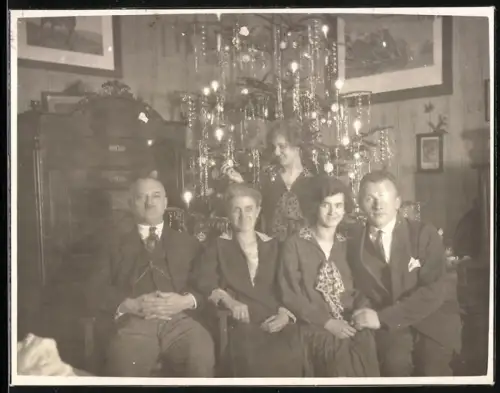 Fotografie Weihnachten, Familie unterm Tannenbaum