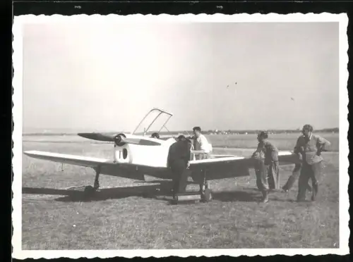 Fotografie Pilot prüft sein Flugzeug vor dem Abflug