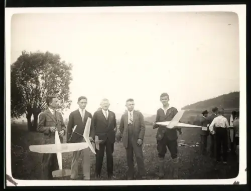 Fotografie junge Männer mit ihren Modelflugzeugen
