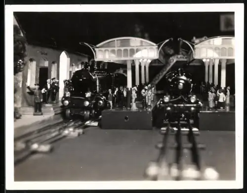 Fotografie Modelleisenbahn am Bahnhof, Spielzeug