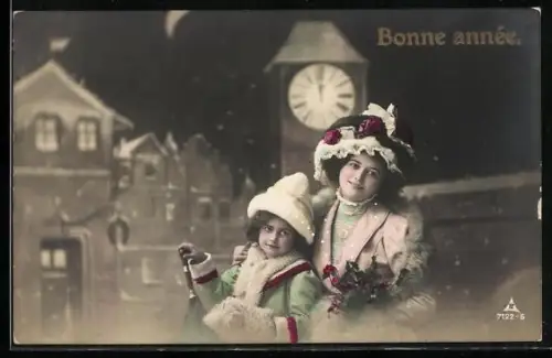 Foto-AK Photochemie Berlin Nr. 7122-5: Frau und Kind in Winterkleidung vor einer winterlichen Kulisse