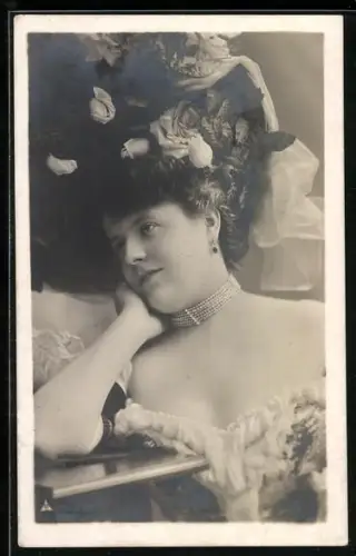 Foto-AK Photochemie Berlin: Elegante Dame mit Blumen im Haar und Perlenkette