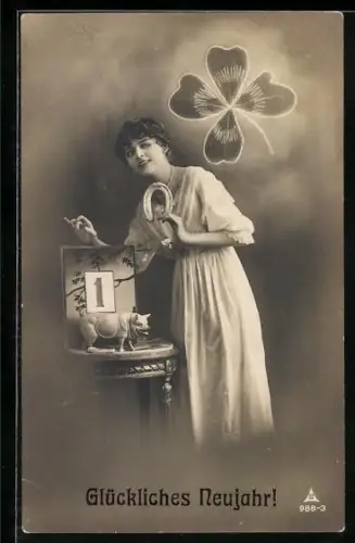 Foto-AK Photochemie Berlin Nr. 988-3: Elegante Dame steht neben einem Tisch mit Schwein und Hufeisen