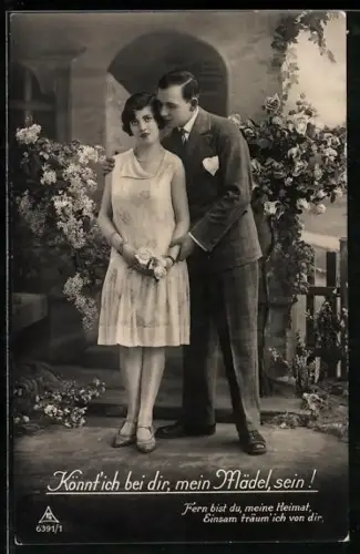 Foto-AK Photochemie Berlin Nr. 6391/1: Paar steht vor mit Blumen verziertem Tor