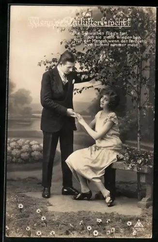 Foto-AK Photochemie Berlin Nr. 5719/6: Paar bei einer Bank mit Blumenwiese