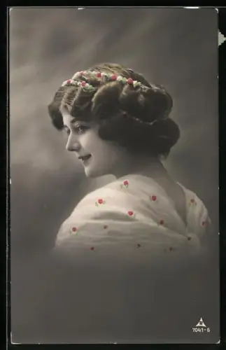 Foto-AK Photochemie Berlin Nr. 7041-5: Elegante junge Dame mit Haarschmuck