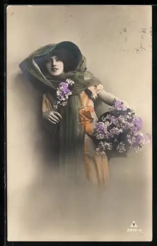 Foto-AK Photochemie Berlin Nr. 2679-4: Dame mit Hut und Blumenkorb