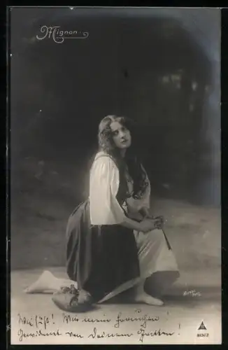 Foto-AK Photochemie Berlin NR 813-2: Mignon, kniende Frau
