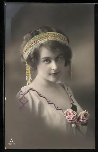 Foto-AK Photochemie Berlin Nr. 7064-4: Elegante Dame im Porträt mit Rosen