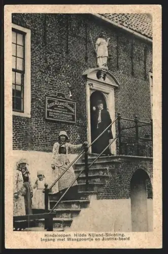 AK Hindeloopen, Hidde Nijland-Stichting, Ingang met Waagpoortje en Justitia-beeld