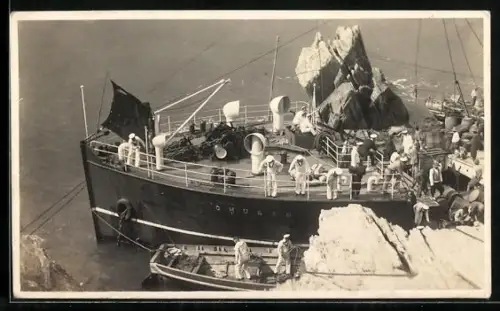 Foto-AK Handelsschiff Chusan ankert vor der Küste