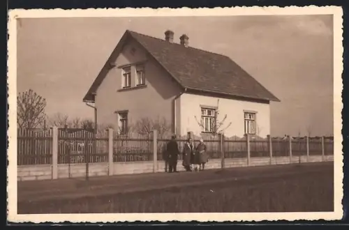 Foto-AK Strasshof an der Nordbahn, Spaziergänger mit kleinem Hund