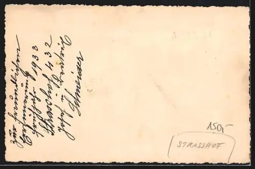 Foto-AK Strasshof an der Nordbahn, Spaziergänger mit kleinem Hund