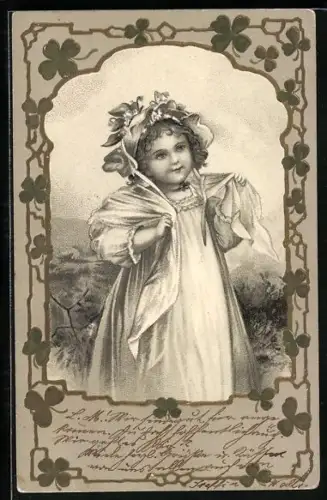 Präge-AK Junges Mädchen mit Kopfhaube und Tuch steht in der Natur, Passepartout mit Kleeblättern, Jugendstil