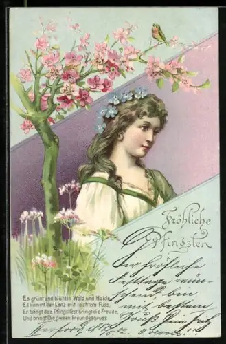 AK Junge Frau mit blauen Blumen im Haar unter einem blühenden Baum, Pfingstgrüsse, Jugendstil