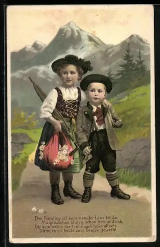 Präge-AK Zwei Kinder in Trachten auf einem Weg in den Bergen