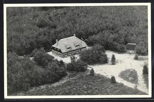 AK Bennekom, Kampeer- en Bungalowbedrijf De Dikkenberg, Hoofdgebouw met Kampwinkel, Luchtfoto