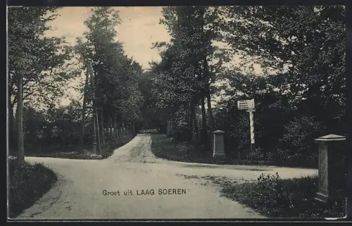 AK Laag Soeren, Strassenkreuzung mit Wegweiser