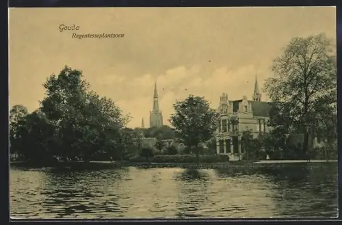 AK Gouda, Regentesseplantsoen, Partie am Wasser, Blick zum Kirchturm