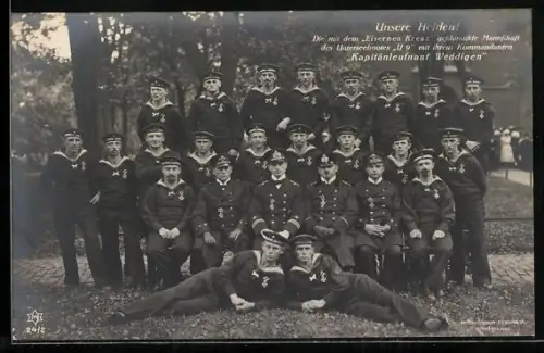 AK Mannschaft des U-Bootes U 9 mit ihrem Kommandanten Kapitänleutnant Otto Weddigen