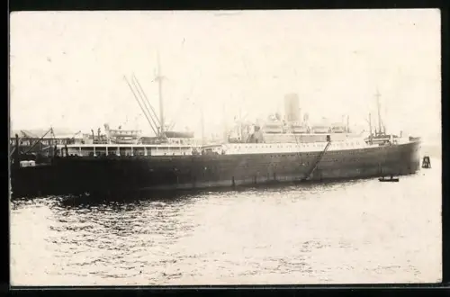 Foto-AK Passagierschiff Westphalia der Hamburg-Amerika-Linie im Hafen