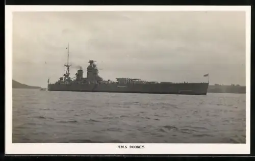 AK Schlachtschiff Rodney vor der Küste, Kriegsschiff
