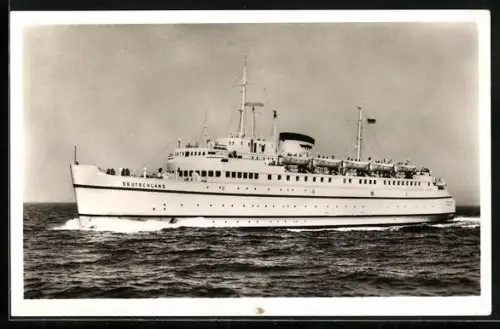 AK Bundesbahn-Hochsee-Fährschiff Deutschland auf hoher See, Passagierschiff