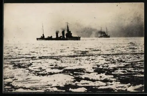 Foto-AK Torpedoboote auf Fahrt durch Eisfelder