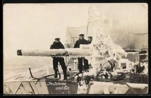 Foto-AK Matrosen an Deck eines Torpedobootes im Winter, vereistes Buggeschütz