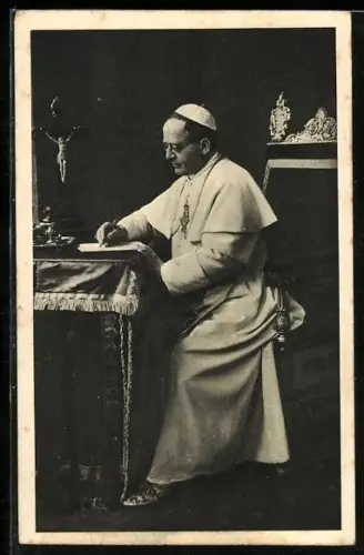 AK Papst Pius XI. in weisser Soutane an seinem Schreibtisch