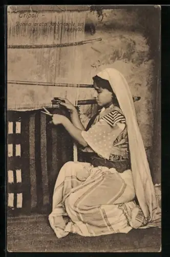 AK Femme arabe fabriquant un tapis, arabische Teppichweberin bei der Arbeit