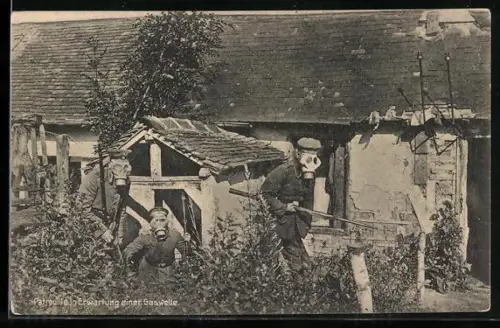 AK Patrouille der Infanterie in Erwartung eines Gasangriffs
