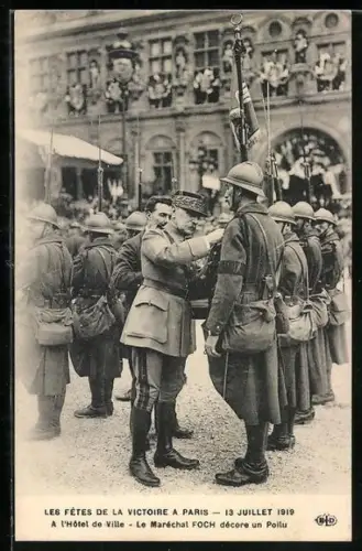 AK Siegesparade / Fete de la Victoire, Marschall Foch verleiht Orden an Soldaten