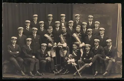 Foto-AK Studentische Szene, Gruppenbild, Studenten in Uniform mit Degen