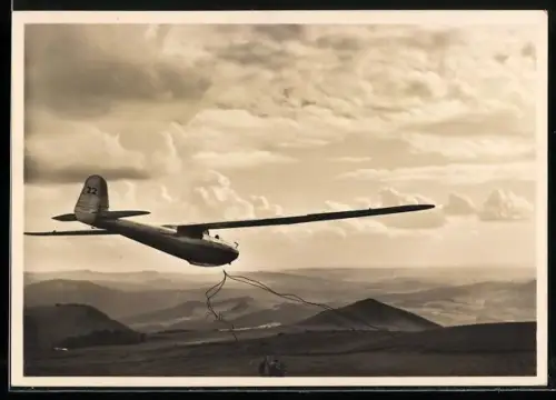 AK Wasserkuppe, Segelflugzeug Württemberg kurz nach dem Start bei Dämmerung