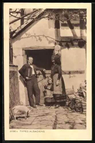 AK Types Alsaciens, Familie vor dem Haus
