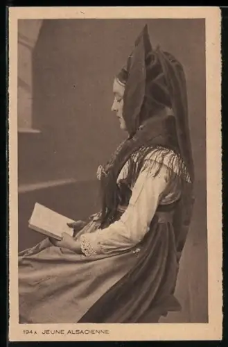 AK Jeune Alsacienne, Elsässerin liesst ein Buch