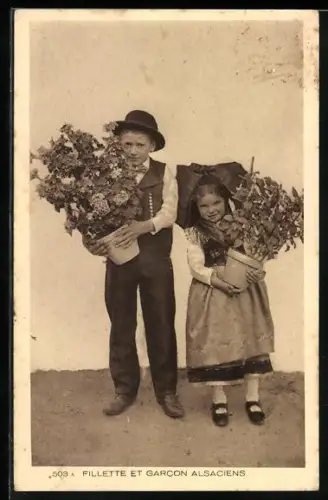 AK Fillette et Garcon Alsaciens, Kinderpaar mit Blumentöpfen