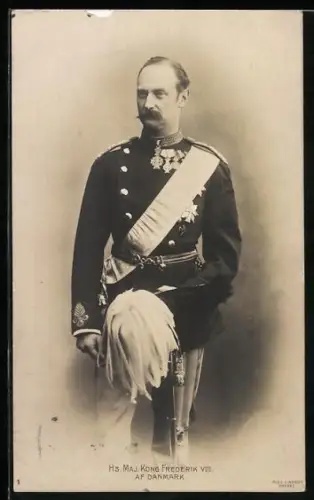 AK König Frederik VIII. von Dänemark in Paradeuniform mit Ordenspange