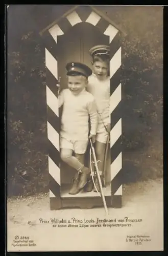 AK Prinz Louis Ferdinand und Prinz Wilhelm im Schilderhaus mit Uniformmützen