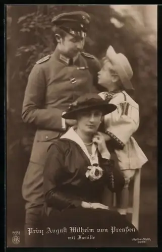 AK Prinz August Wilhelm von Preussen mit seiner Frau und Sohn Alexander Ferdinand