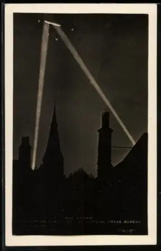 AK The Raider, Leuchtsteifen nachts am Himmel, Zeppelin