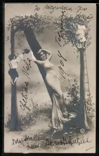 Foto-AK NPG Nr. 195: schönes Fräulein lehnt am Buchstaben N