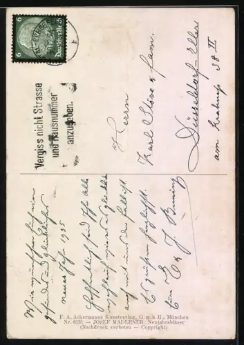 Künstler-AK Josef Madlener: Strassenmusiker auf einer verschneiten Strasse vor einer Kirche, Neujahrsgruss