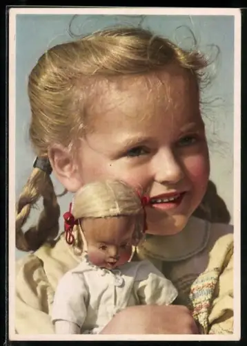 AK Mädchen umarmt ihre Puppe