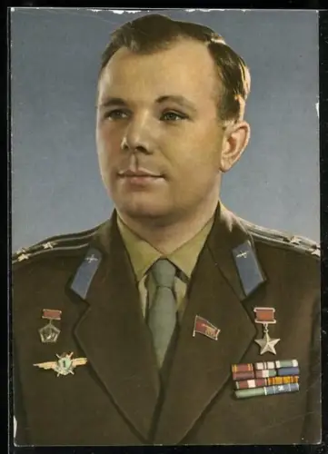 AK Portrait Kosmonaut Juri Gagarin in Uniform mit dem Orden Held der Sowjetunion und vielen Bandschnallen