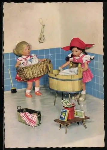 AK zwei Puppen mit Wäschekörben, Waschmittel